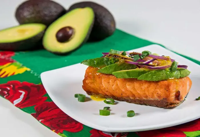 Salmão grelhado com Abacate