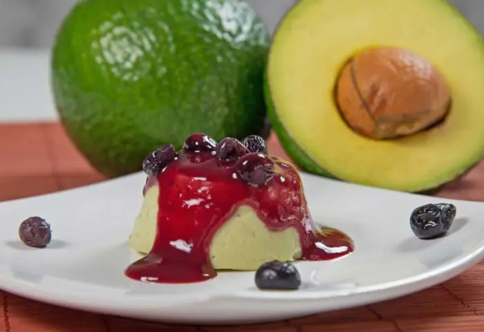 Sobremesa de Abacate com frutas vermelhas