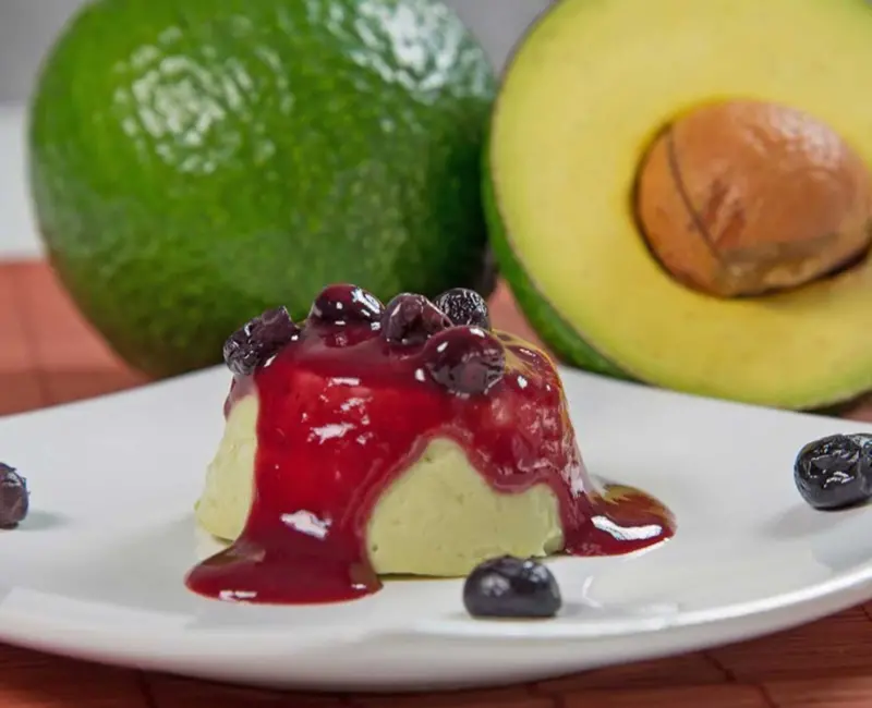 Sobremesa de Abacate com frutas vermelhas