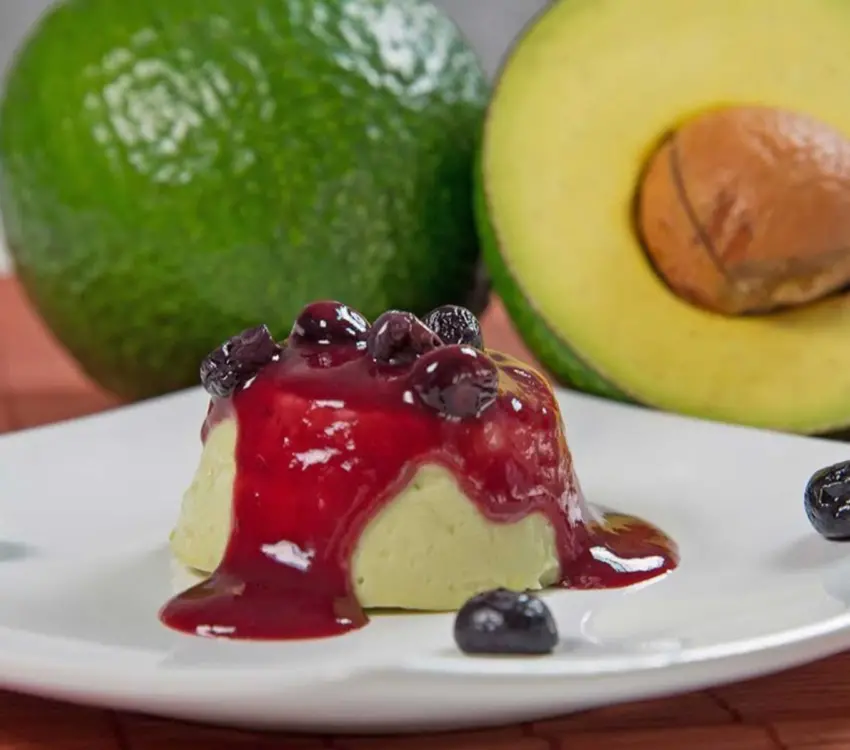 Sobremesa de Abacate com frutas vermelhas