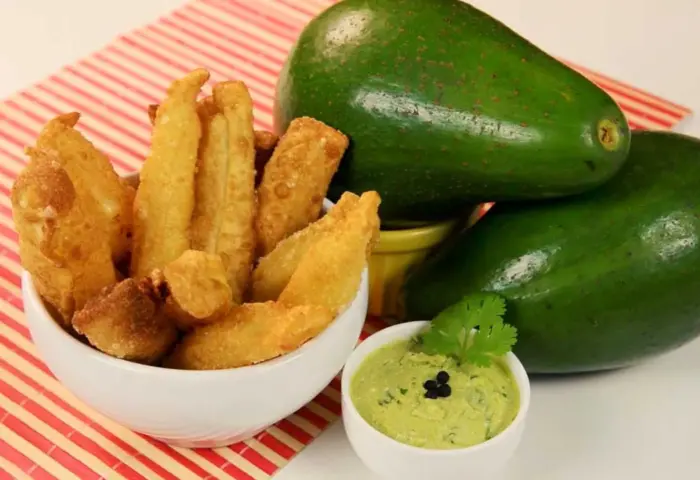Rolinho de queijo com molho de Abacate