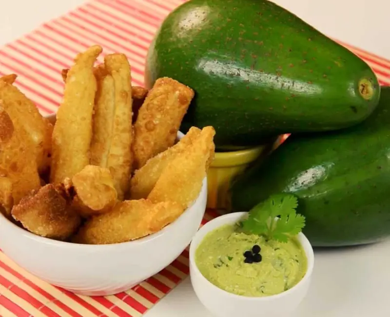 Rolinho de queijo com molho de Abacate