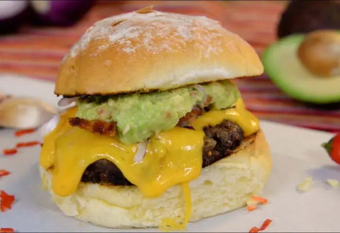 Hambúrguer com molho picante de abacate