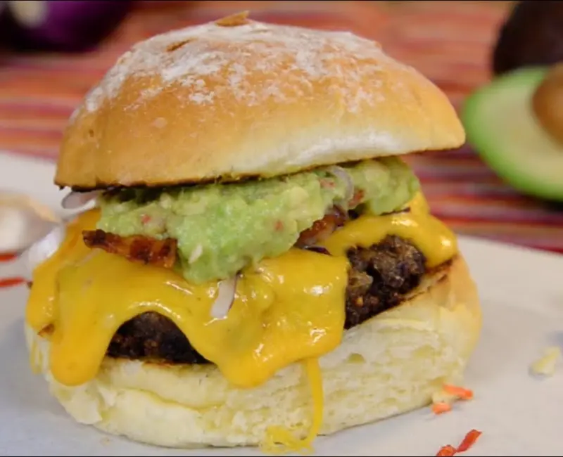 Hambúrguer com molho picante de abacate