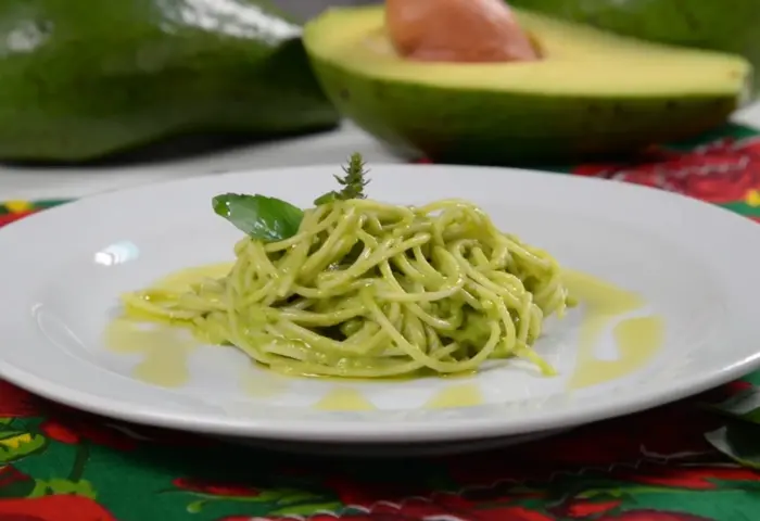 Macarrão com Molho de Abacate e Manjericão