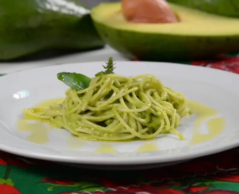 Macarrão com Molho de Abacate e Manjericão