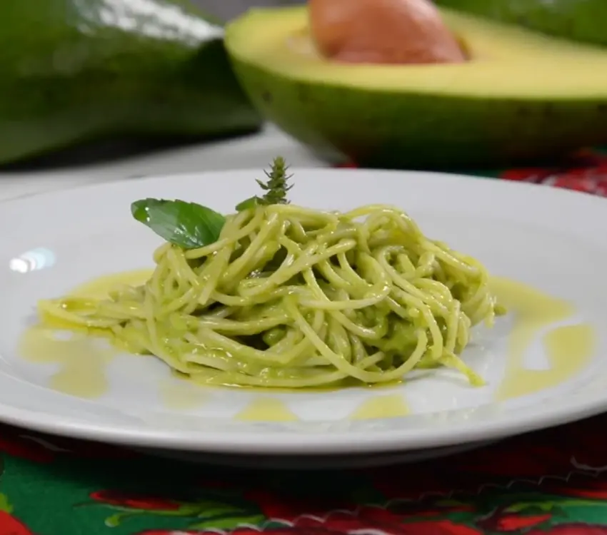 Macarrão com Molho de Abacate e Manjericão