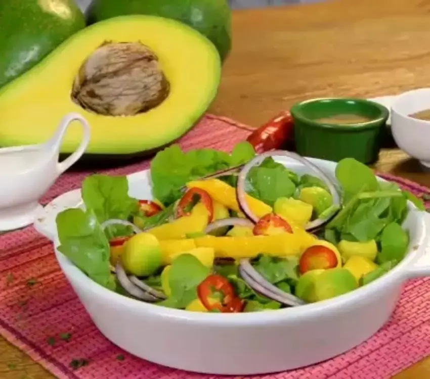 Salada de Abacate com folhas e molho de laranja