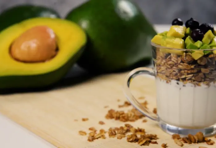 Iogurte com Abacate e granola