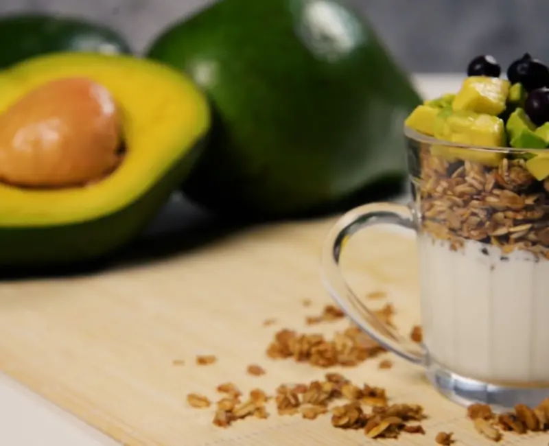 Iogurte com Abacate e granola