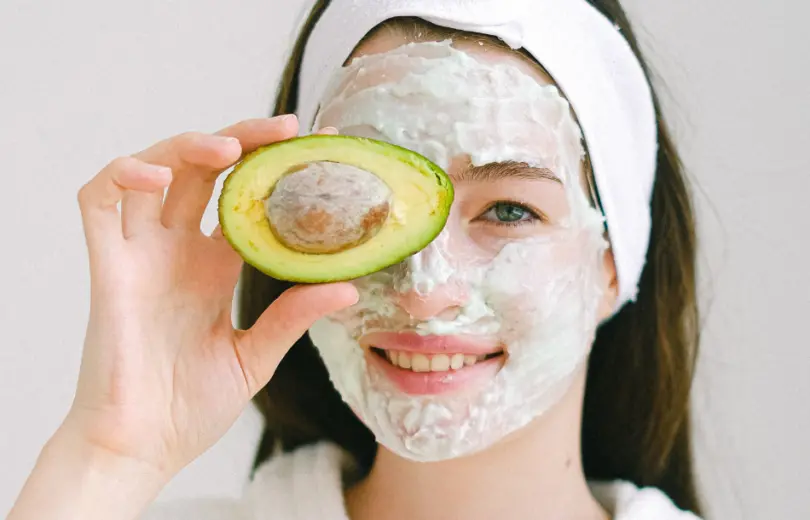 Aprenda a fazer um creme antirrugas com abacate